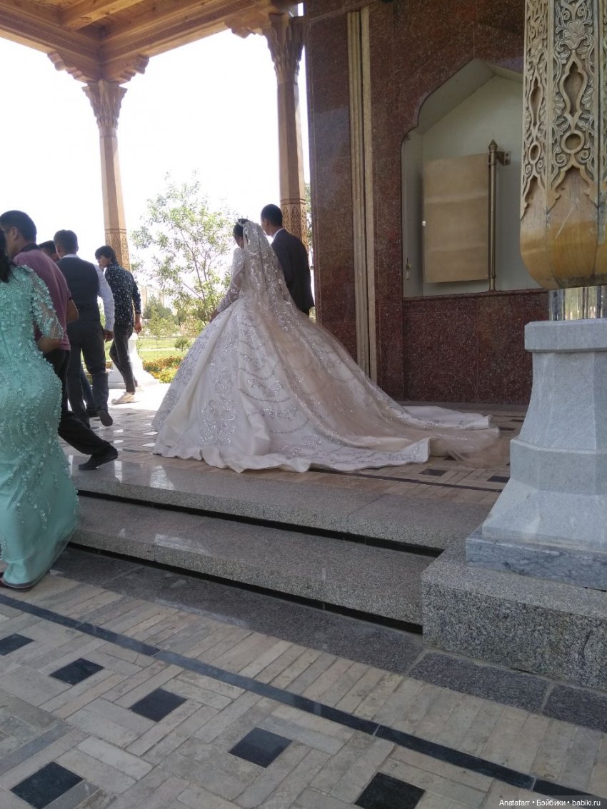 9 мая в Узбекистане. Памятник Скорбящей матери