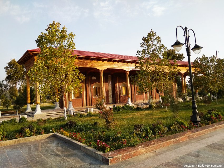 9 мая в Узбекистане. Памятник Скорбящей матери