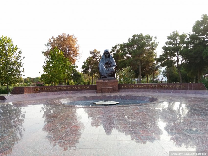 9 мая в Узбекистане. Памятник Скорбящей матери