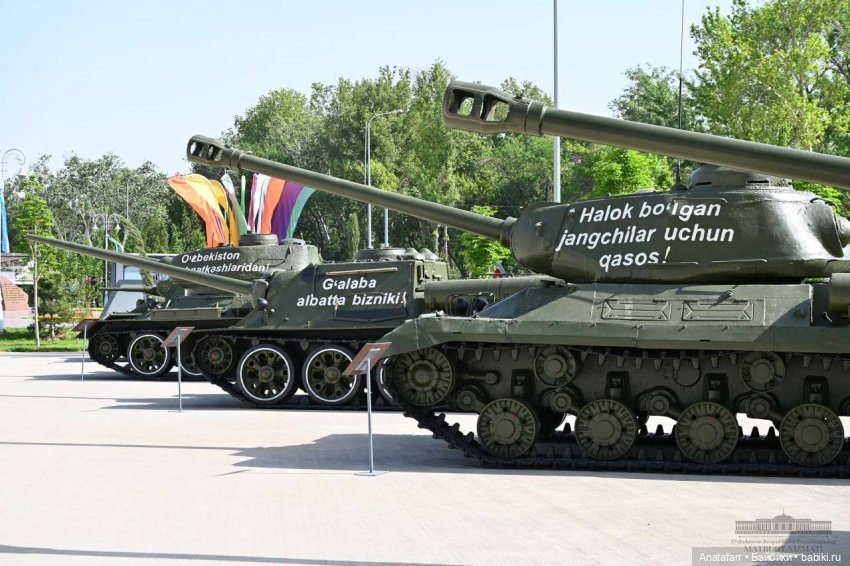 9 мая в Узбекистане. Памятник Скорбящей матери (фото 6)