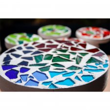 Мозаичный круглый дачный столик с табуретками