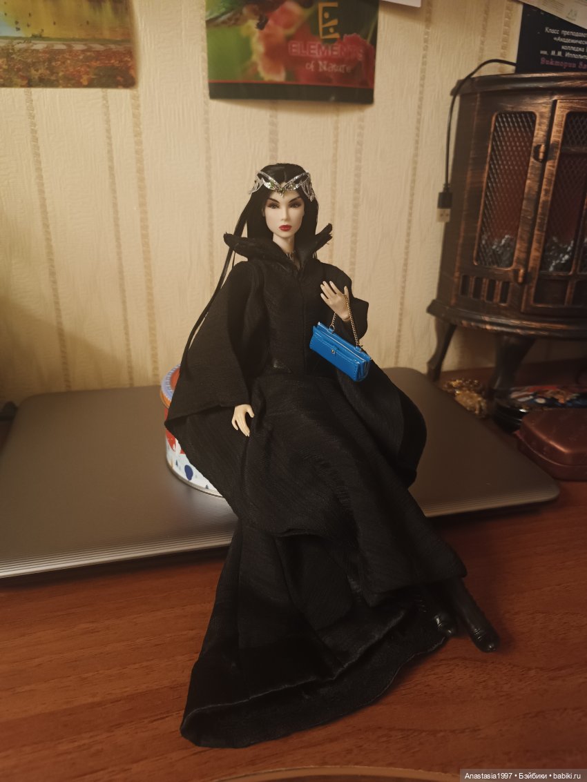 Брюнеток в строю прибавилось