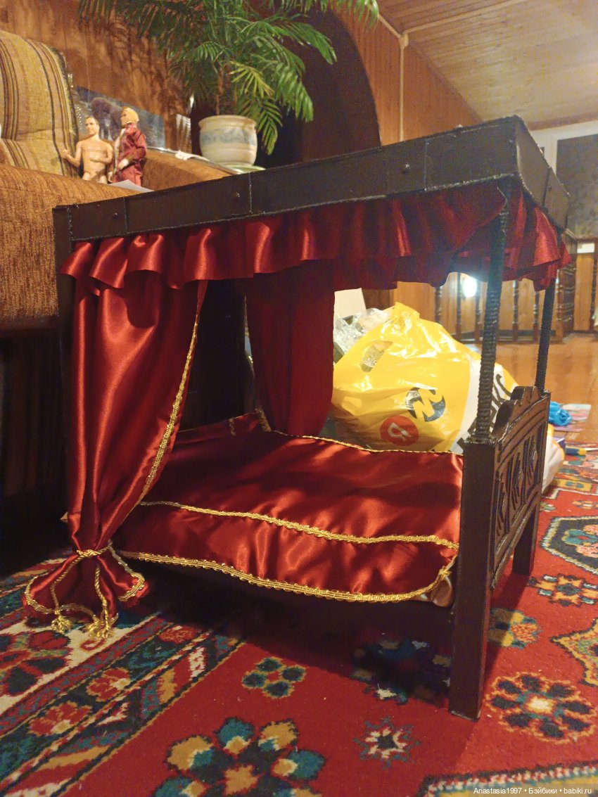 Средневековая кровать — Мебель для кукол и домиков: фото