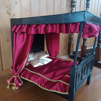Средневековая кровать