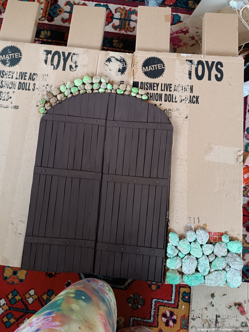 Средневековый замок начинается с ворот