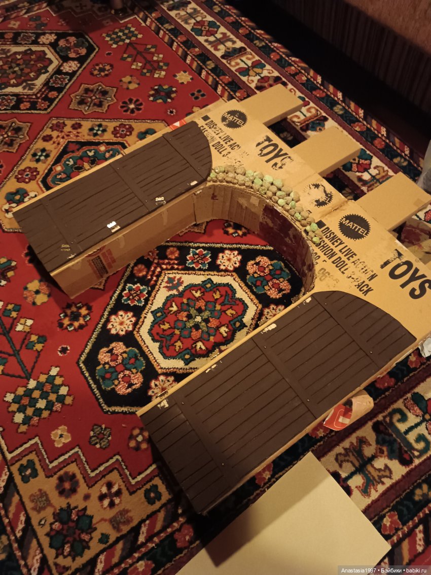 Средневековый замок начинается с ворот