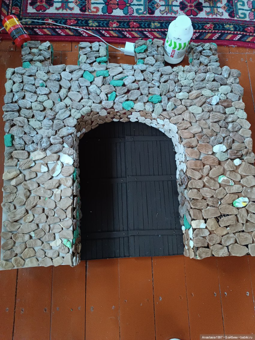 Средневековый замок начинается с ворот