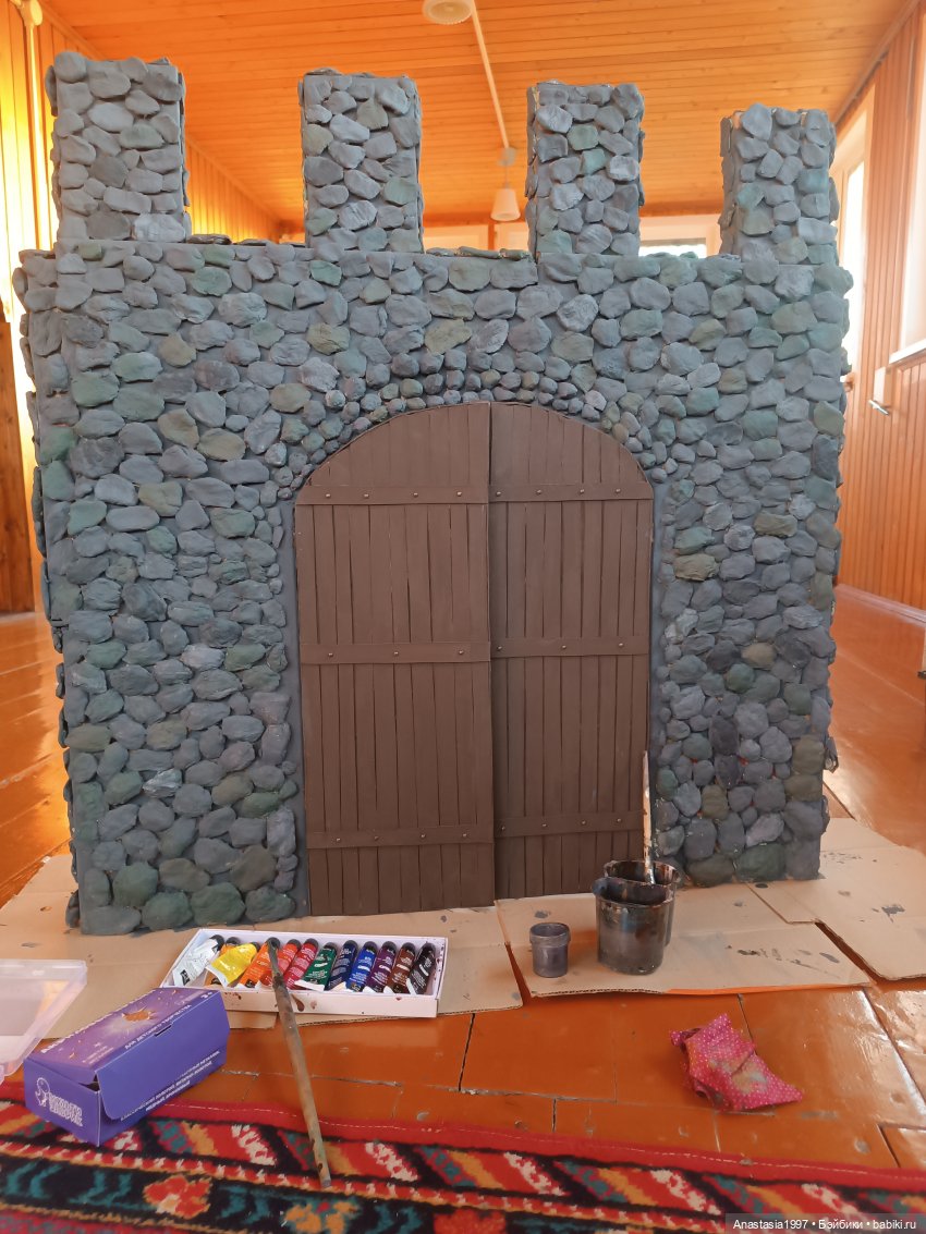 Средневековый замок начинается с ворот