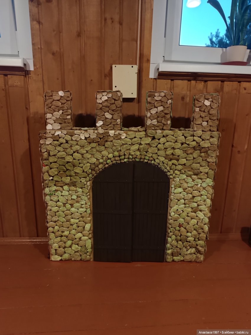 Средневековый замок начинается с ворот