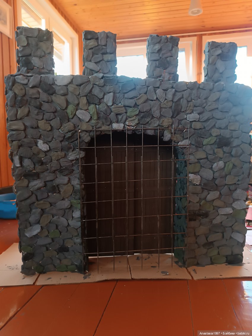 Средневековый замок начинается с ворот