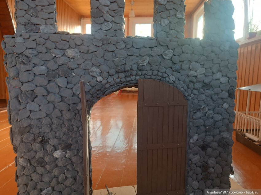 Средневековый замок начинается с ворот