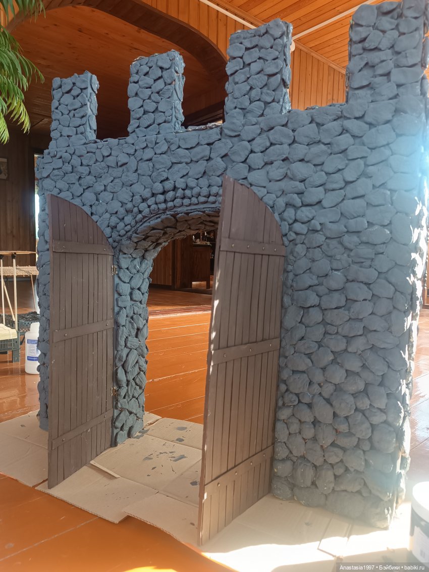 Средневековый замок начинается с ворот