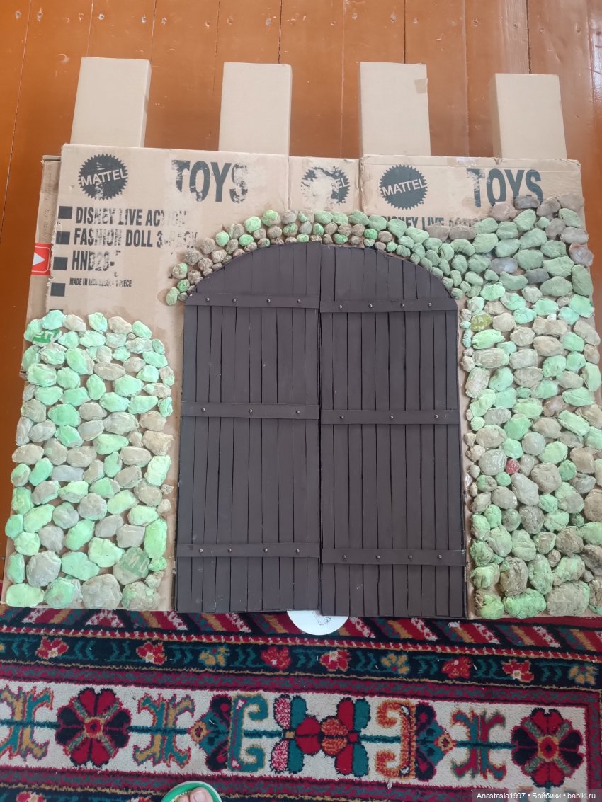 Средневековый замок начинается с ворот