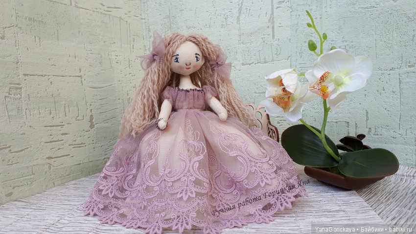 Кукла интерьерная с вышитым лицом