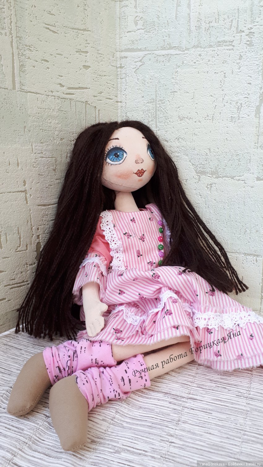 Кукла игровая, Лицо расписано акрилом, закреплено лаком, волосы из шерсти, можно делать несложные прически, одежда снимается.