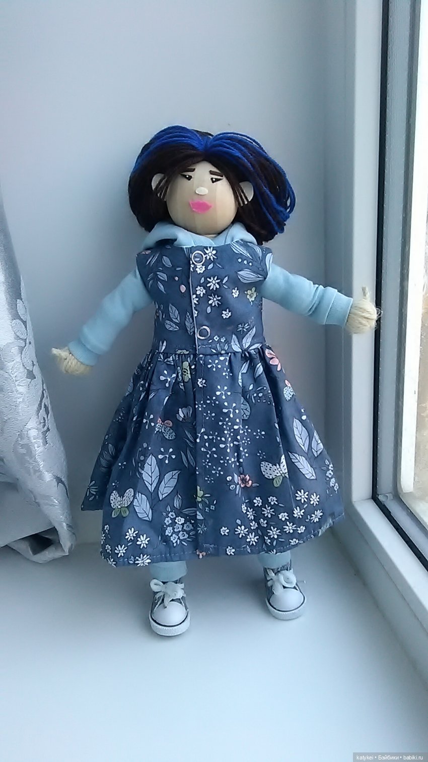 Лаура поздравляет с Пасхой. И новый аут