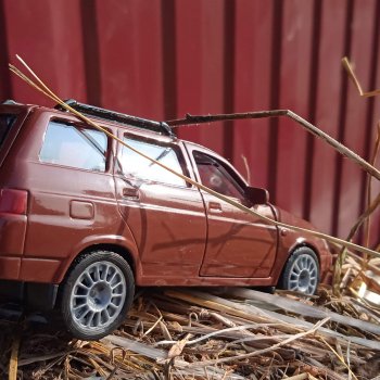 Приключения бордовой машинки