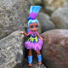 Маленькая девочка на больших камнях