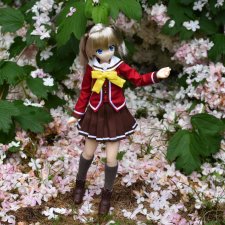 Задумчивая Нао среди цветов