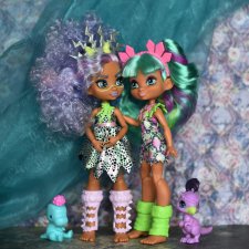 Две пещерные подружки