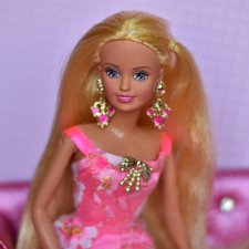 Яркая златовласка Синди