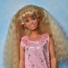 Майли - девушка с пышными волосами