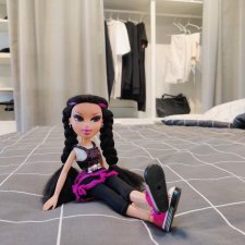 Джейд выбирает себе комнату