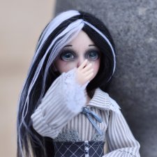 Чтобы зайти в дом, ей нужно приглашение...