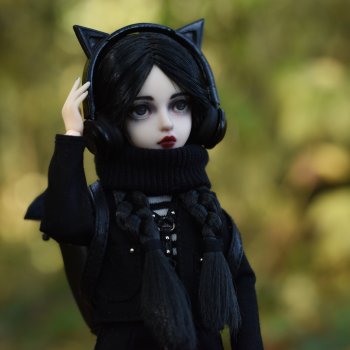 Уэнсдей в осеннем лесу