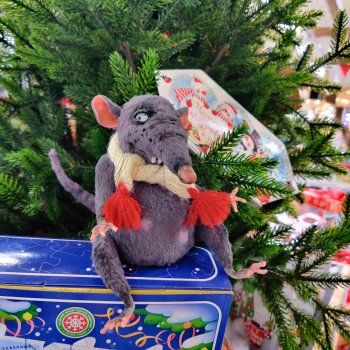 Новогодние игрушки, свечи и хлопушки