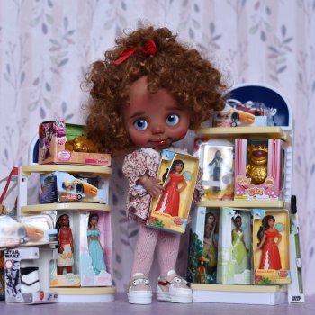 Дина выбирает подарок