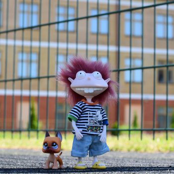 Донни выгуливает собачку