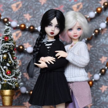 Уэнсдей и Энид наряжают елку