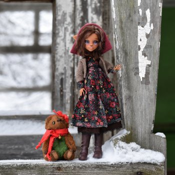 У заброшенного дома