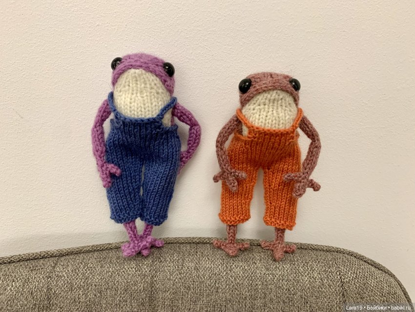 Дефиле в штанах после «бунта на корабле» (вязаные лягушата)