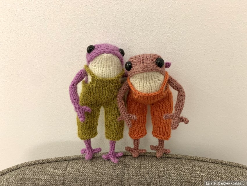 Дефиле в штанах после «бунта на корабле» (вязаные лягушата)