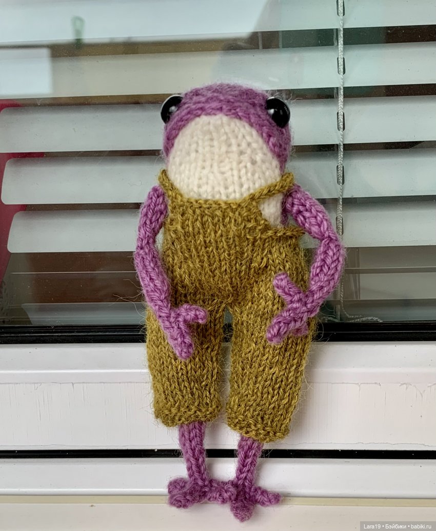 Дефиле в штанах после «бунта на корабле» (вязаные лягушата) (фото 4)
