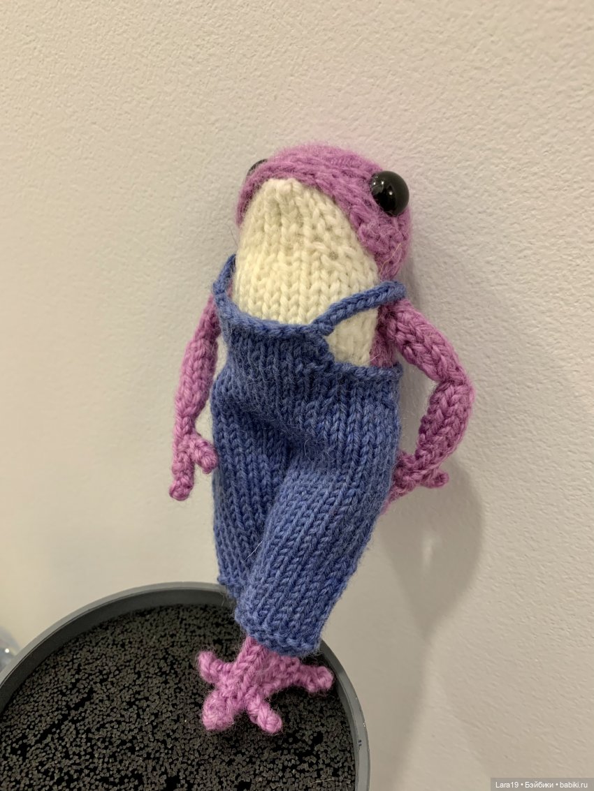 Дефиле в штанах после «бунта на корабле» (вязаные лягушата) (фото 6)