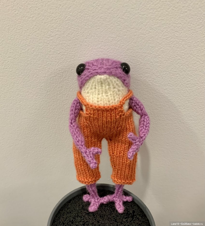 Дефиле в штанах после «бунта на корабле» (вязаные лягушата) (фото 8)