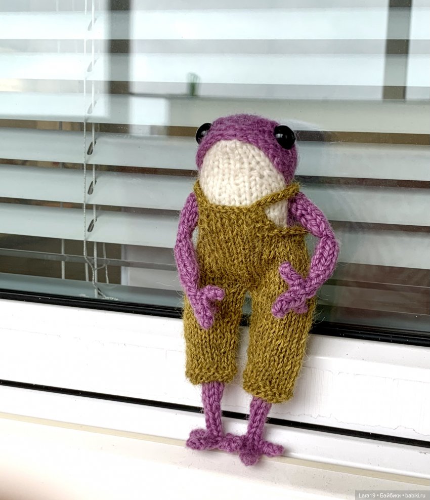 Дефиле в штанах после «бунта на корабле» (вязаные лягушата) (фото 3)