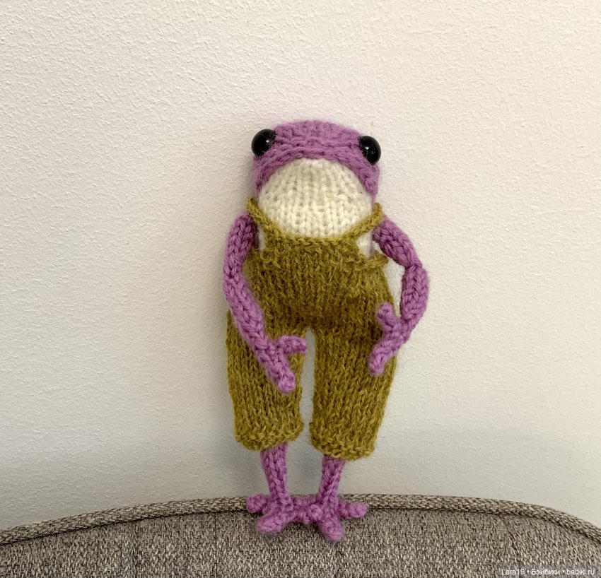 Дефиле в штанах после «бунта на корабле» (вязаные лягушата) (фото 2)