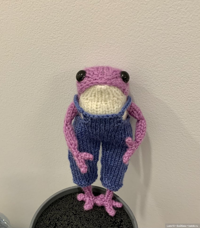 Дефиле в штанах после «бунта на корабле» (вязаные лягушата) (фото 5)