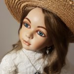 Крупная фарфоровая куколка в красивом аутфите