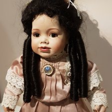 Фарфоровая кукла в антикварном стиле