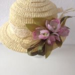 Шляпа с букетиком цветов яблони