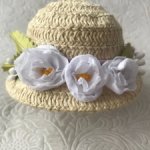 Шляпка с цветочным декором