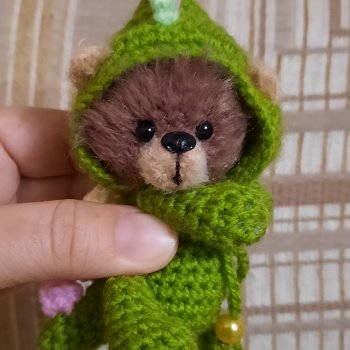 Мишка-малышка в костюме Дино