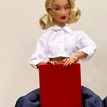 Блондинка Maeve Rocha