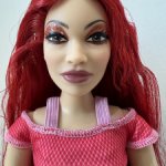 Голова красной королевы на теле Барби йоги