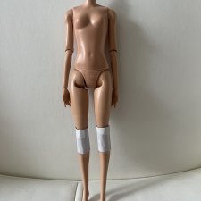 Тело Барби Марго в красном комбинезоне